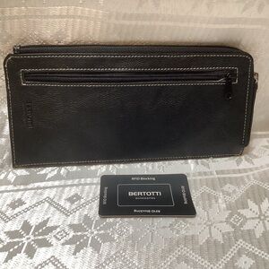 Bertotti Wallet Travel Zippered RFID Black
